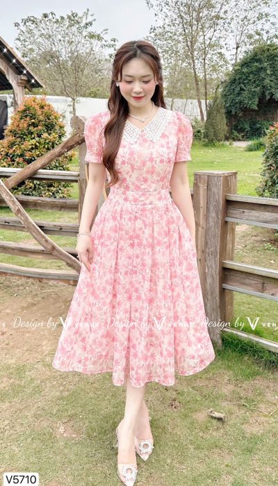 ROSÉ CLASSIQUE – BLOOM WITH GRACE IN PINK PETALS | V5710