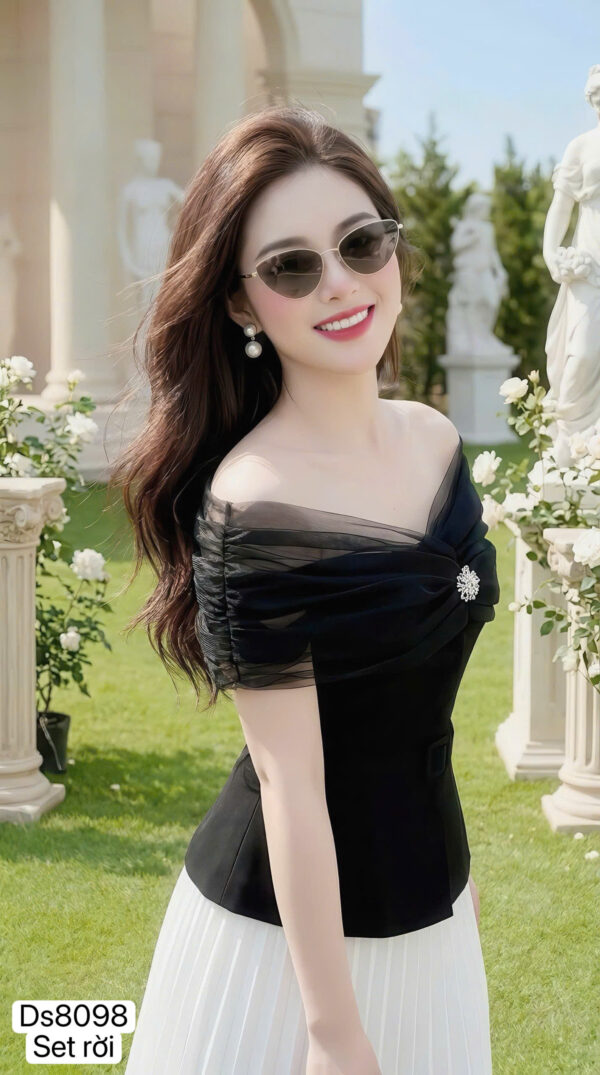 The Parisian Monochrome Contrast Ensemble - DS8098