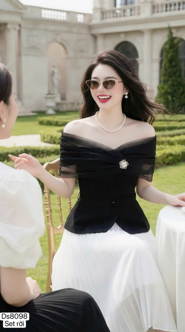 The Parisian Monochrome Contrast Ensemble - DS8098